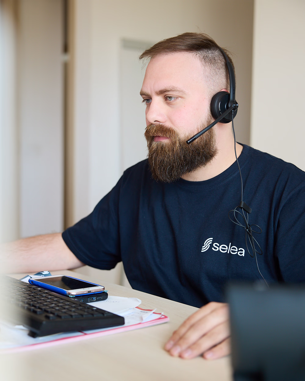 Professionista al lavoro alla scrivania